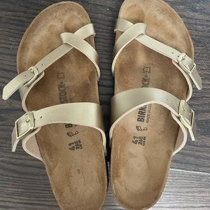 EUC - women’s Birkenstock sandals… metallic gold